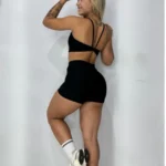Conjunto academia com short e croped